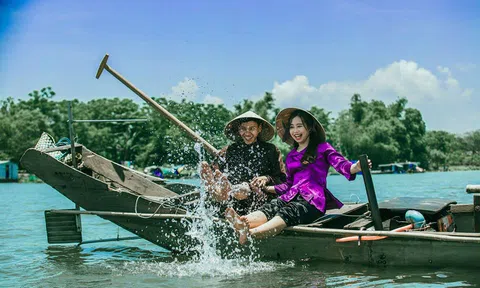 Đôi bạn trẻ thực hiện bộ ảnh cưới giản dị trên dòng Hương Giang thơ mộng